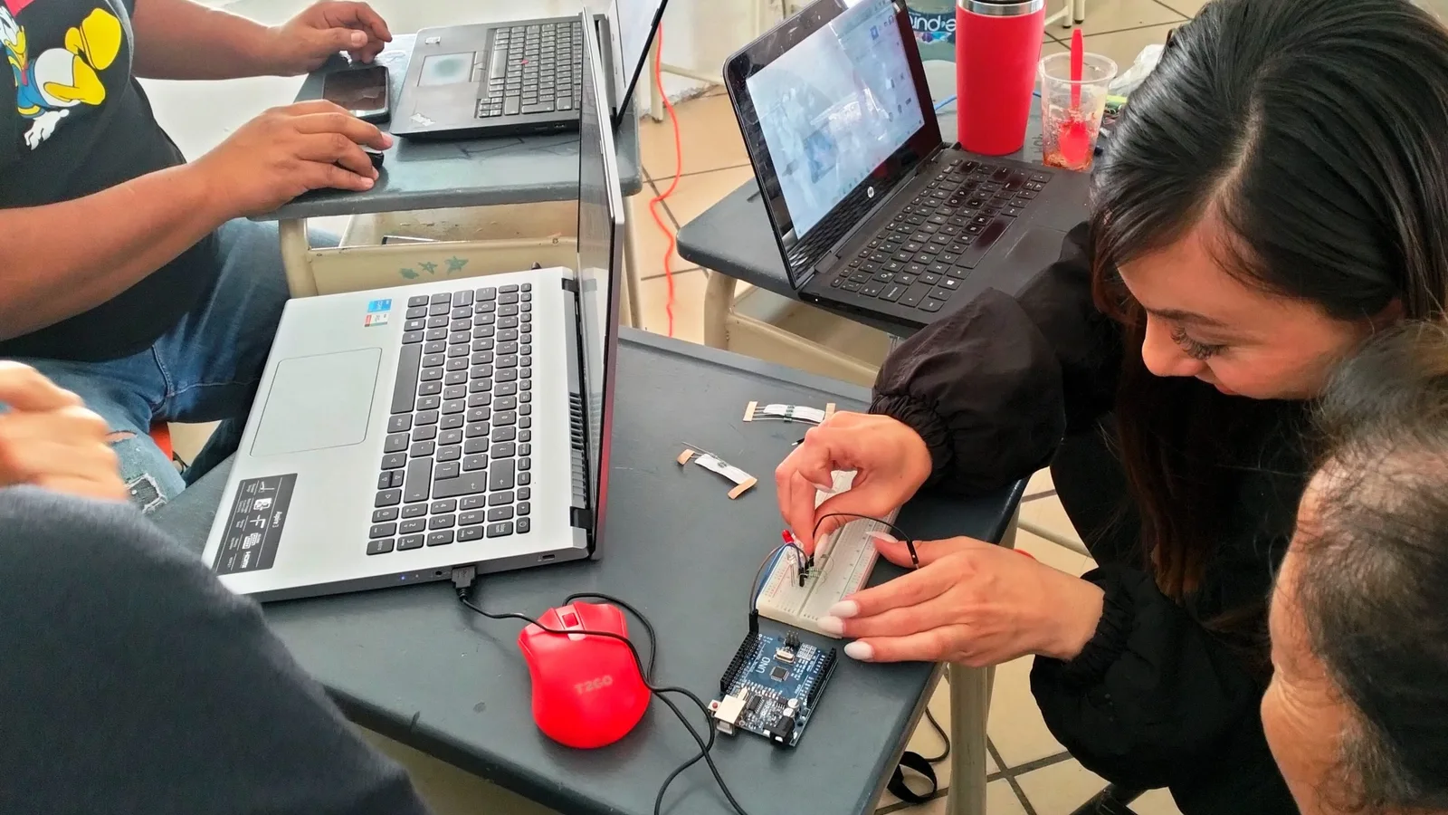 Docentes de 200 escuelas de León se capacitan en inteligencia artificial y robótica