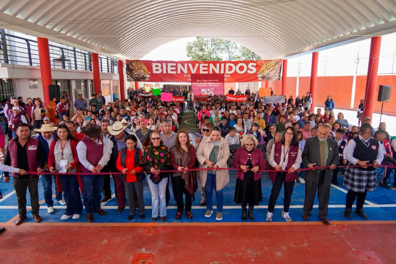En Nicolás Romero, alcaldesa entrega techumbres escolares y materiales para vialidades