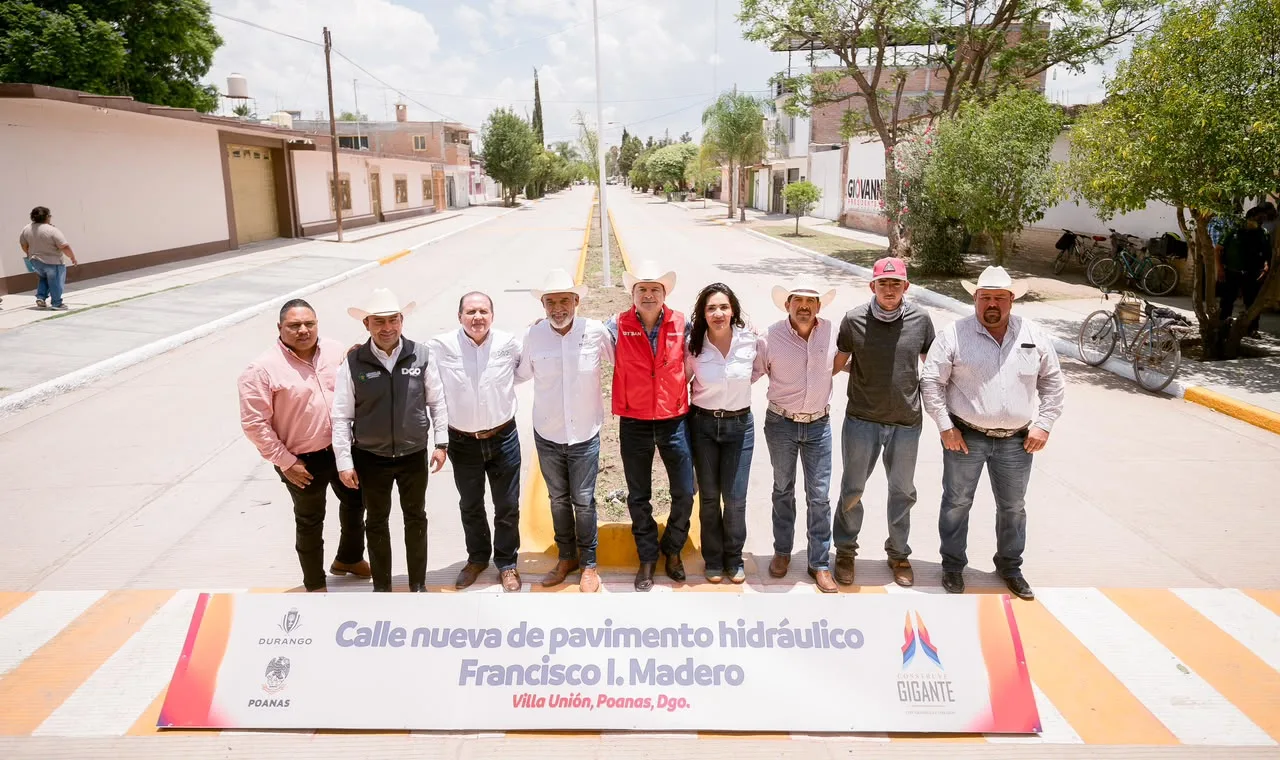 En Poanas, entregan 80 toneladas de semilla de avena y pavimentan calle para mejorar movilidad