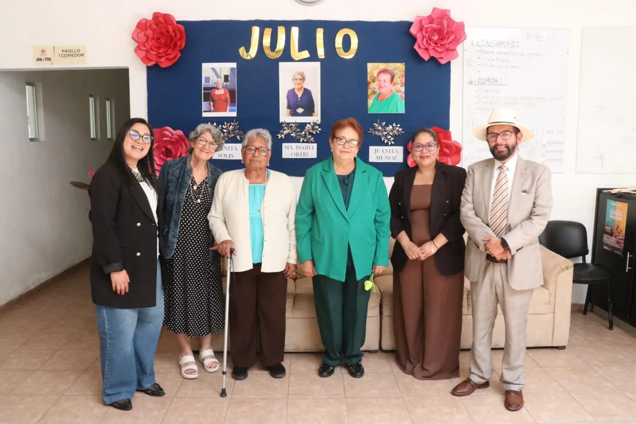 En Zacatecas, adulta mayor es electa reina de casa de día en jornada de convivencia