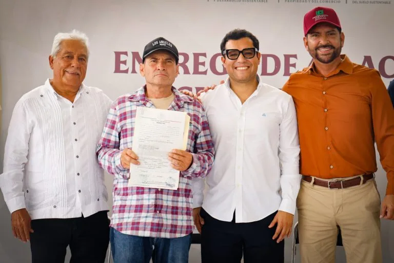 Entregan 413 escrituras y certificados en Eldorado para regularizar propiedad de familias