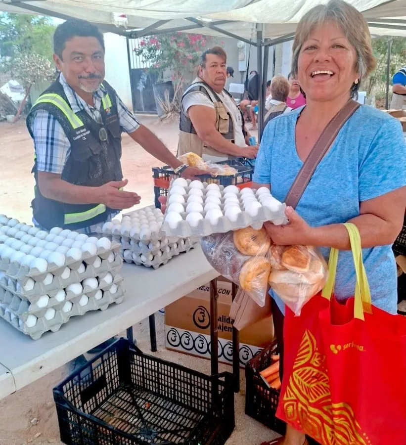 Entregan despensas en colonia Chamizal como parte de jornada social en Cabo San Lucas