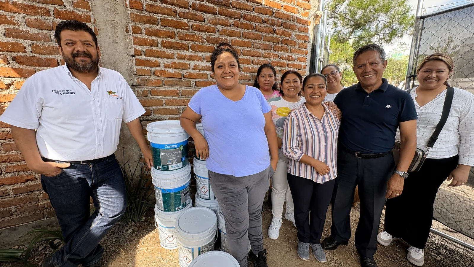 Entregan impermeabilizantes a comité de mujeres en León; cumplen compromiso de diálogo
