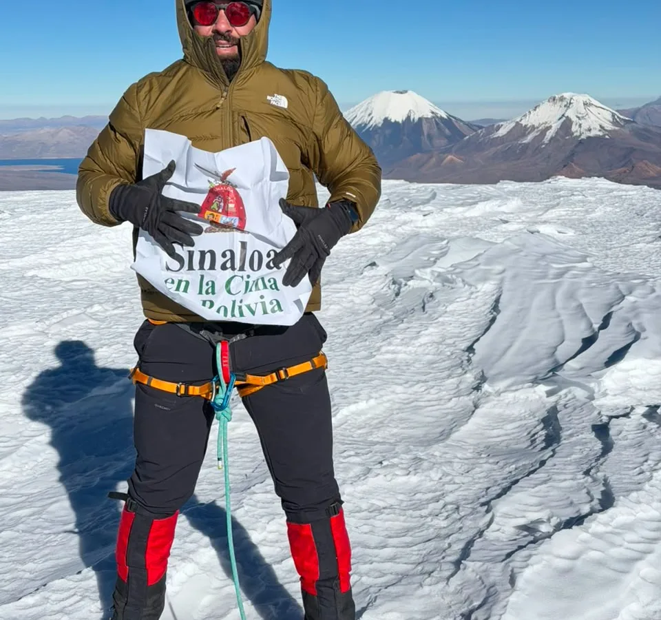 Estudiante del Conalep Sinaloa escala el Nevado Sajama, el pico más alto de Bolivia