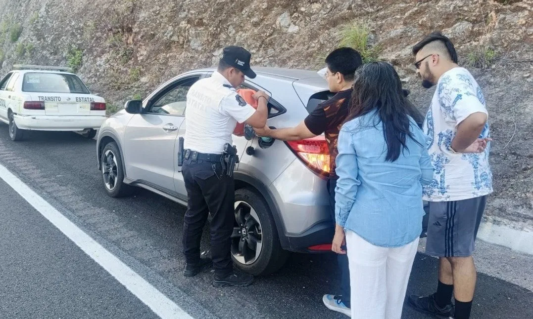 Familia recibe auxilio en carretera México-Acapulco durante Operativo Verano 2026