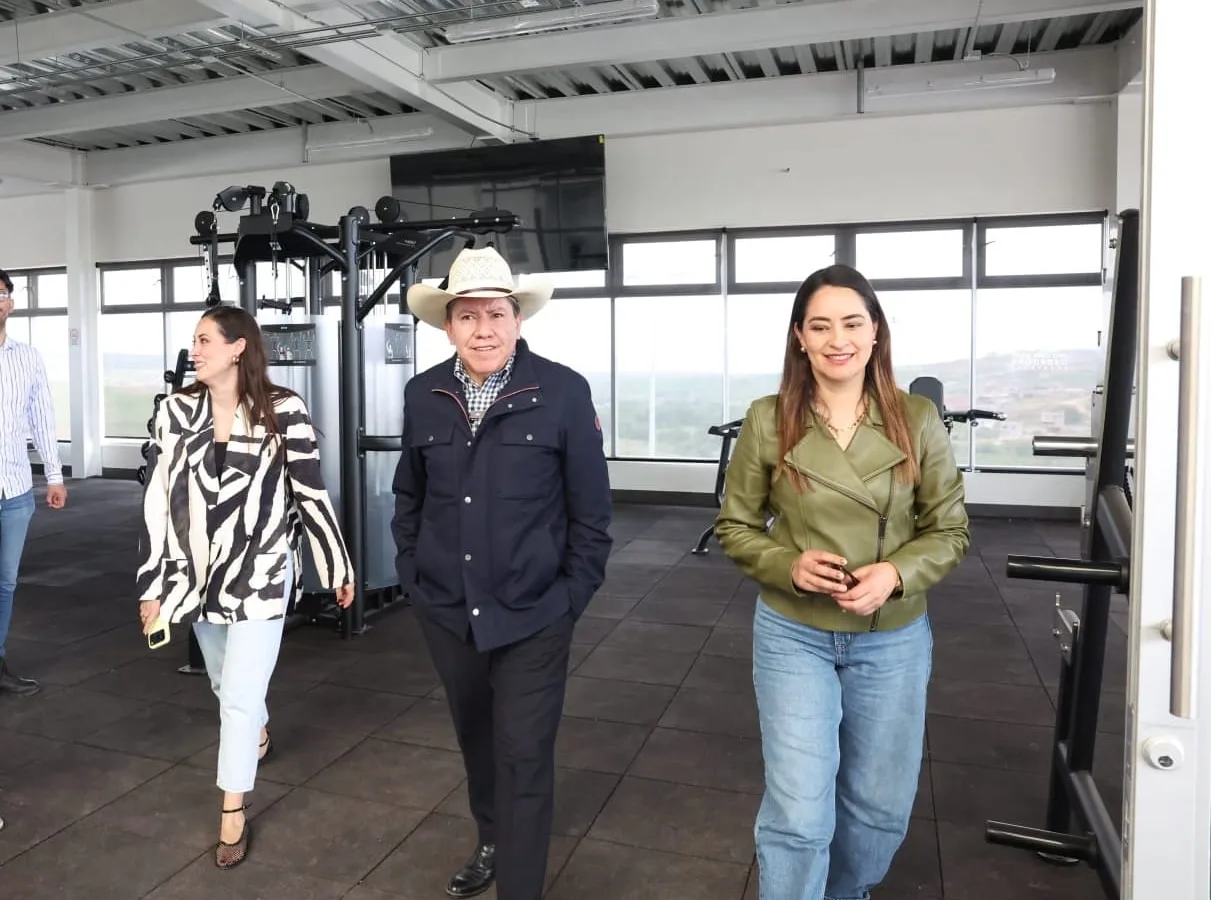 Gobernador Monreal recorre nuevo complejo deportivo y anuncia gimnasio para Mineros