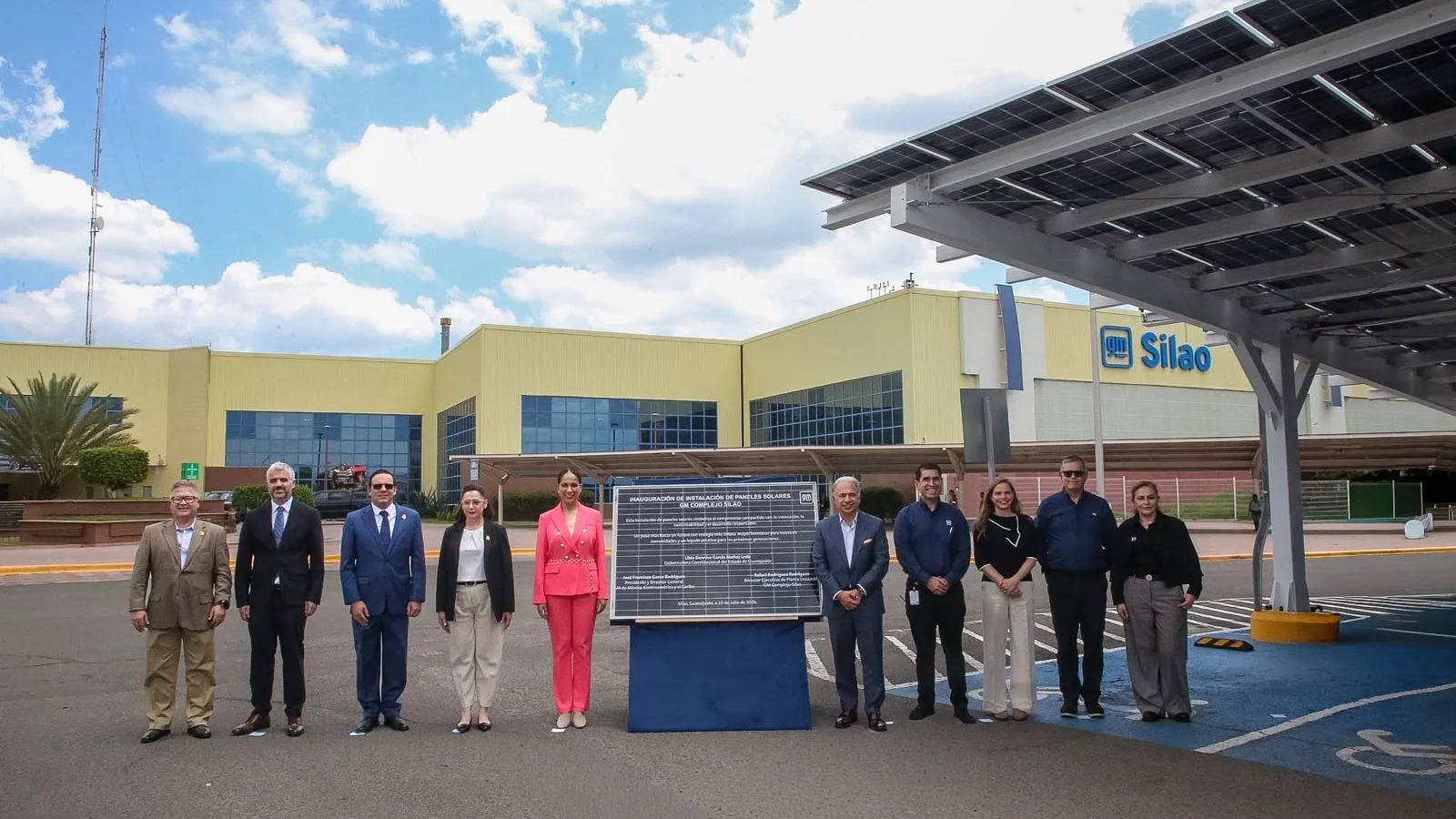Gobernadora inaugura paneles solares en GM Silao y pone en marcha canje de armas