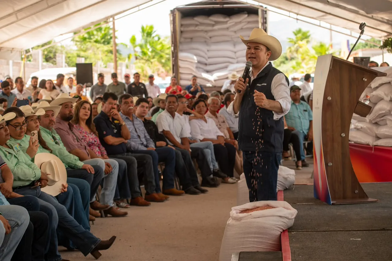 Gobierno de Durango entrega dron agrícola, semilla de avena y pavimentación en Lerdo