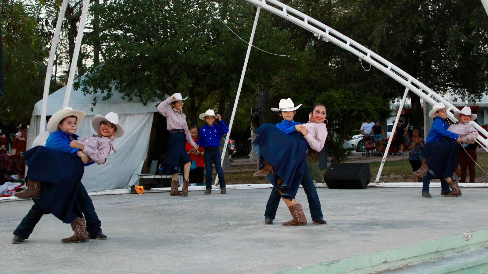 Gobierno de Reynosa ofrece espectáculo gratuito de danza folclórica en la plaza pública
