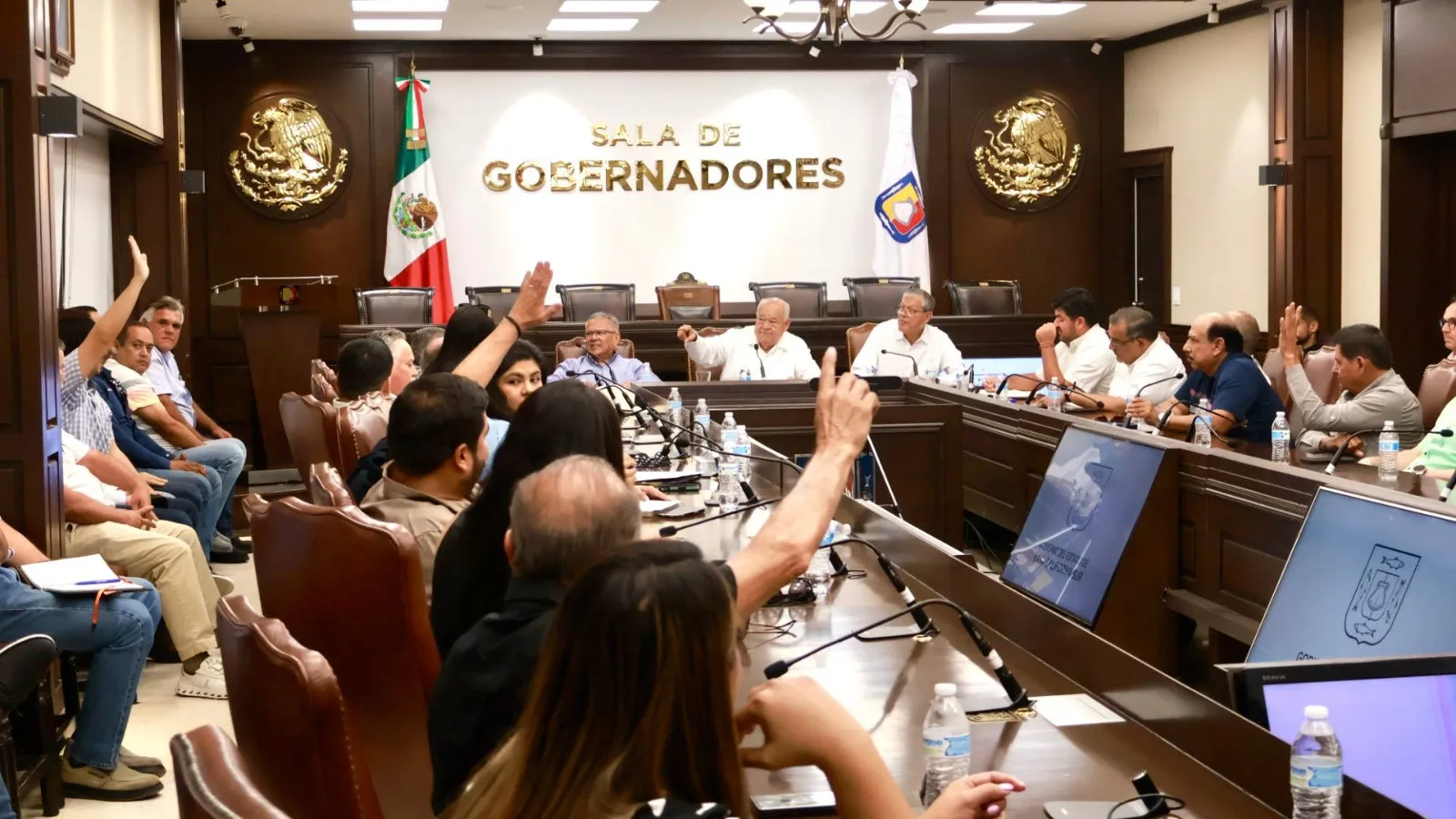 Gobierno y empresarios se unen para reconstruir viviendas tras incendio en Comondú