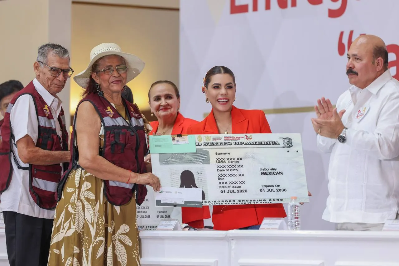 Guerrero entrega 180 visas del programa Lazos Migrantes a adultos mayores