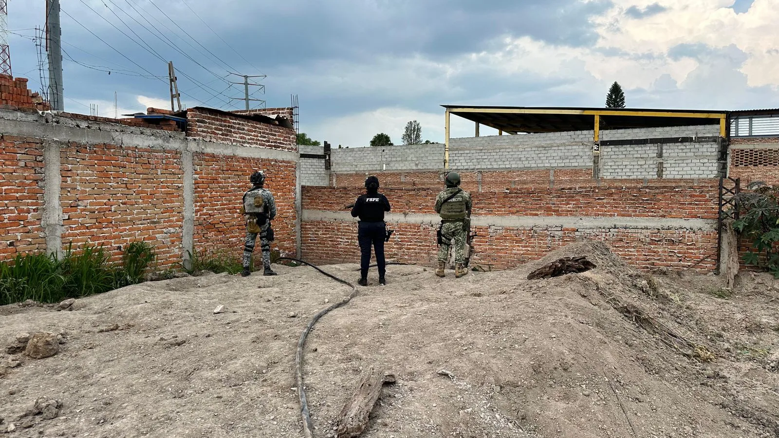 Hallan cisterna con 30 mil litros de combustible en zona habitada de Villagrán