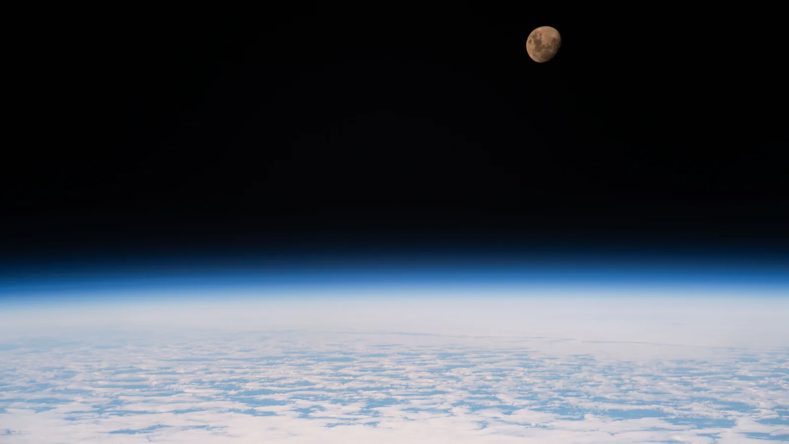 Imagen de la luna gibosa creciente tomada desde la Estación Espacial Internacional