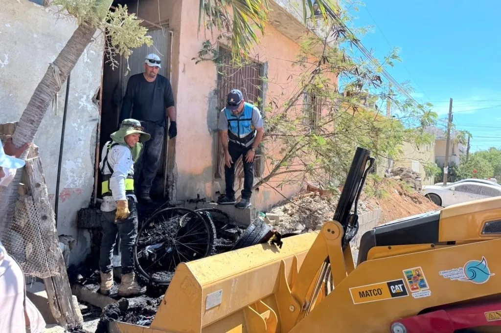 Incendio en colonia Cangrejos: retiran más de cuatro toneladas de escombros en Los Cabos