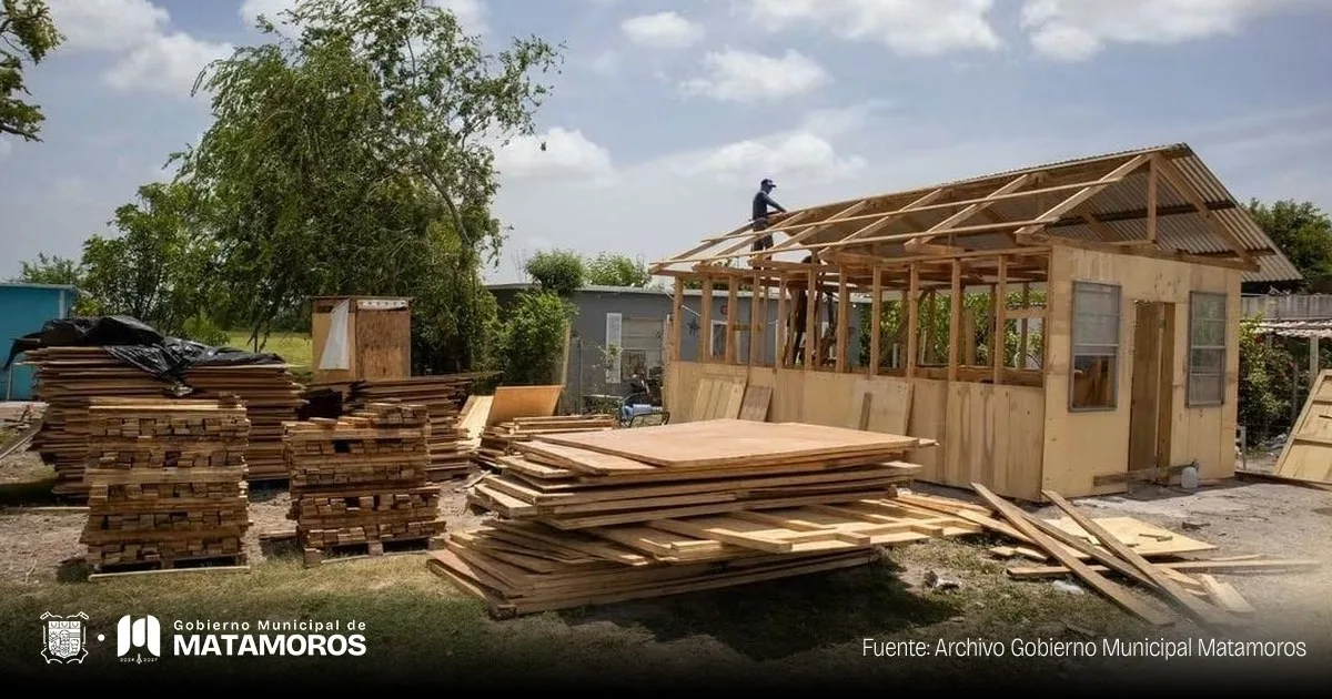 Inicia construcción de vivienda para familia damnificada por tornado en Matamoros