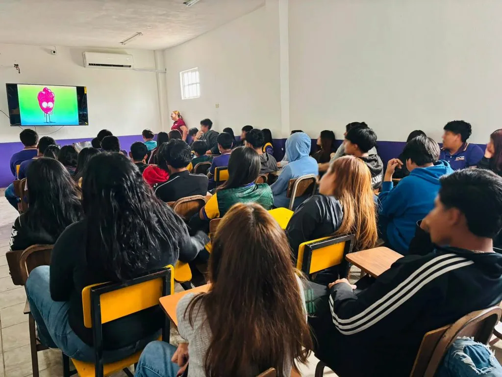 Jóvenes de Reynosa reciben charla para prevenir violencia en relaciones