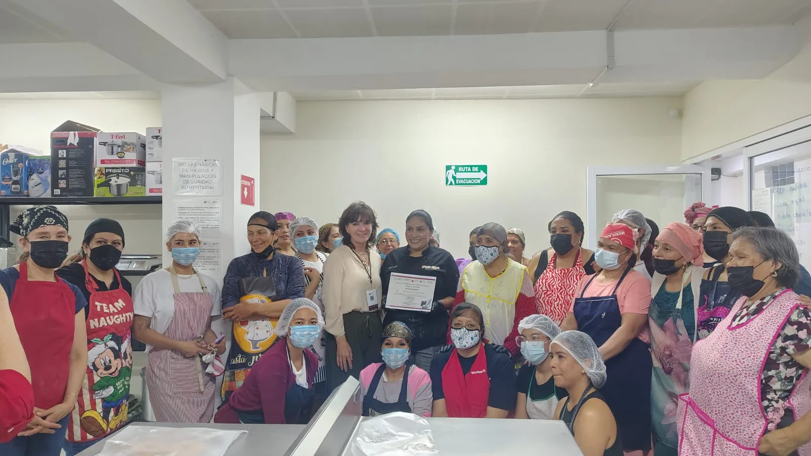 Mujeres zacatecanas aprenden repostería para generar ingresos propios