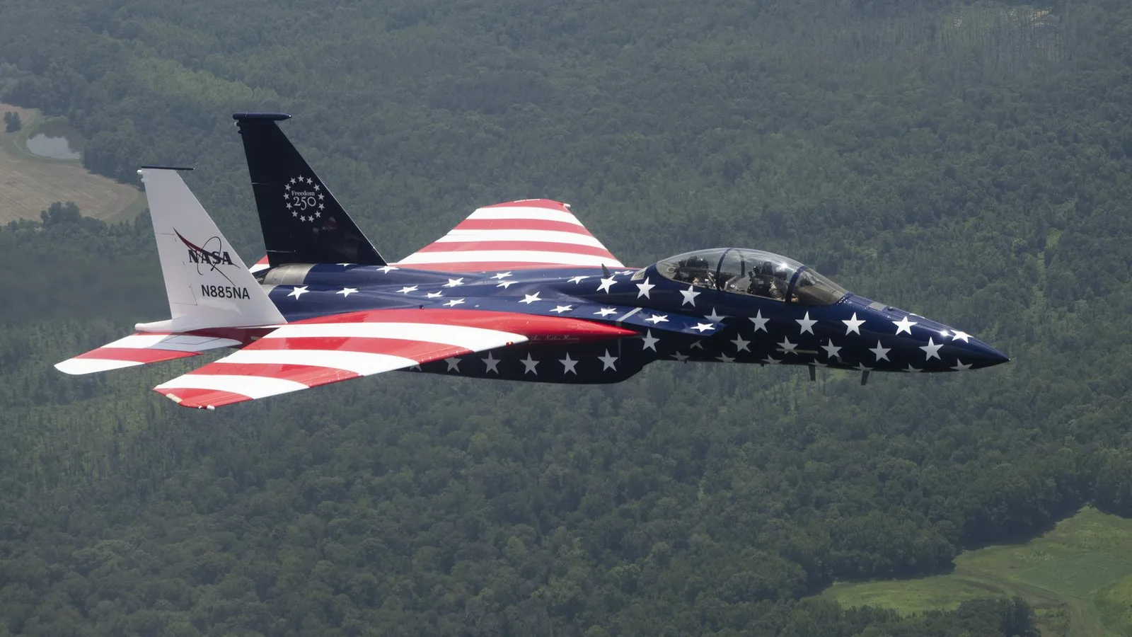 NASA pinta sus aviones F-15 y F/A-18 con colores patrios por 250 aniversario de EU