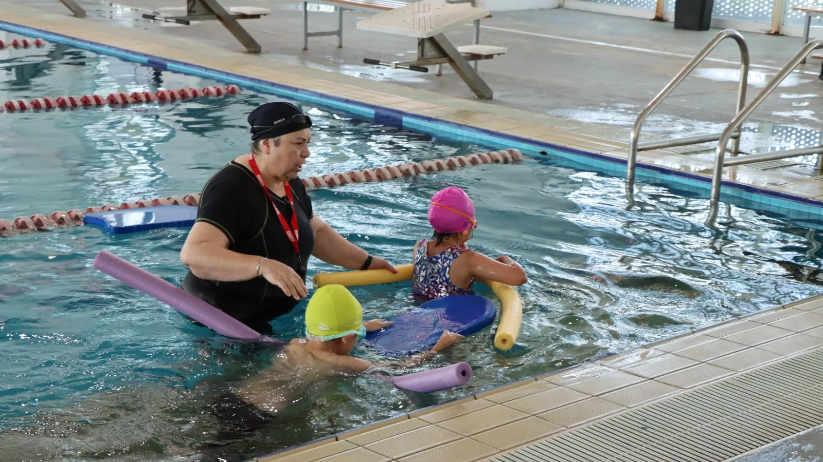 Niños en Reynosa refuerzan habilidades acuáticas en campamento de verano del Polideportivo