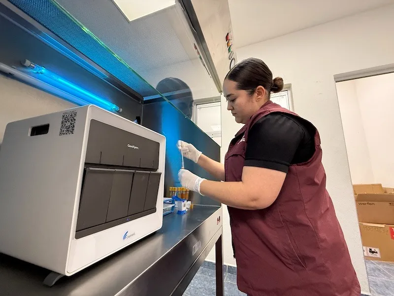 Nuevo equipo automatizado acelera detección de hepatitis C en Baja California Sur