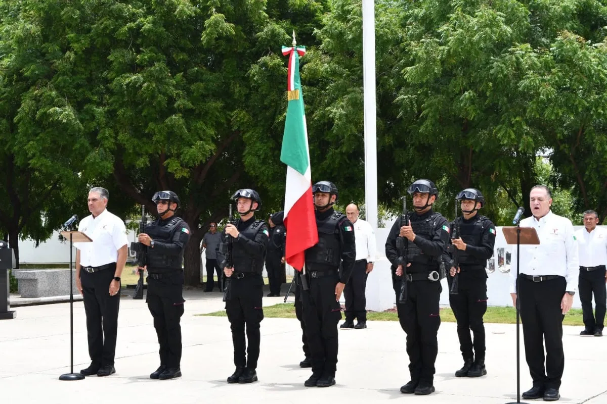 Nuevos policías de la Guardia Estatal protestan bandera en Tamaulipas