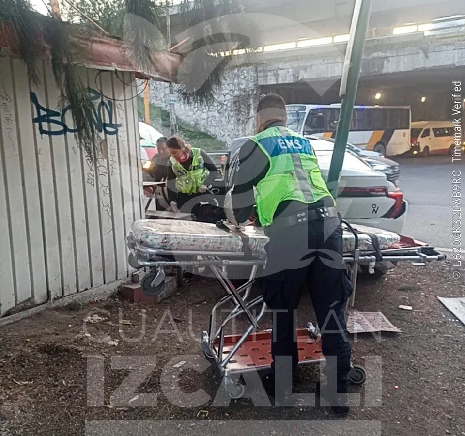 Policía y Protección Civil de Cuautitlán Izcalli auxilian a embarazada tras choque con tráiler