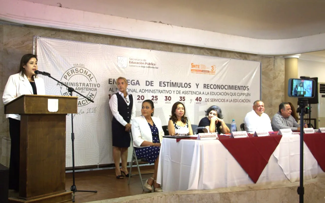 Reconocen a personal administrativo educativo en Baja California Sur con décadas de servicio