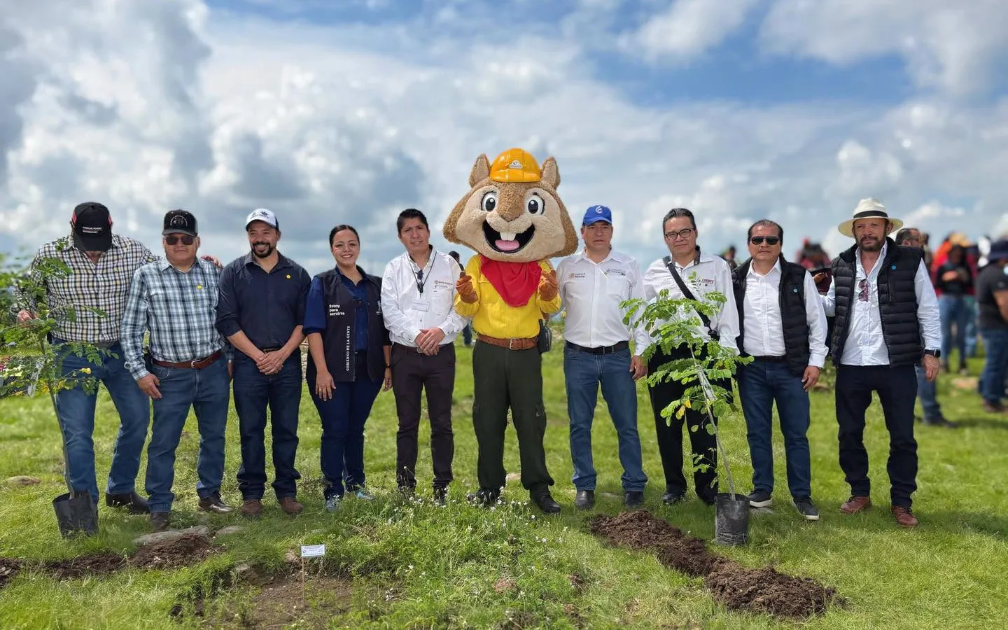 Reforestan zona cerril en San Miguel de Allende con 700 árboles por aniversario de CONAFOR