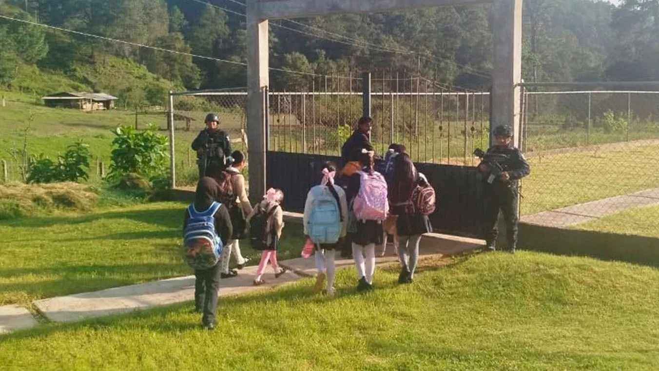 Refuerzan vigilancia policial en escuelas de Ajuchitlán del Progreso para prevenir delitos