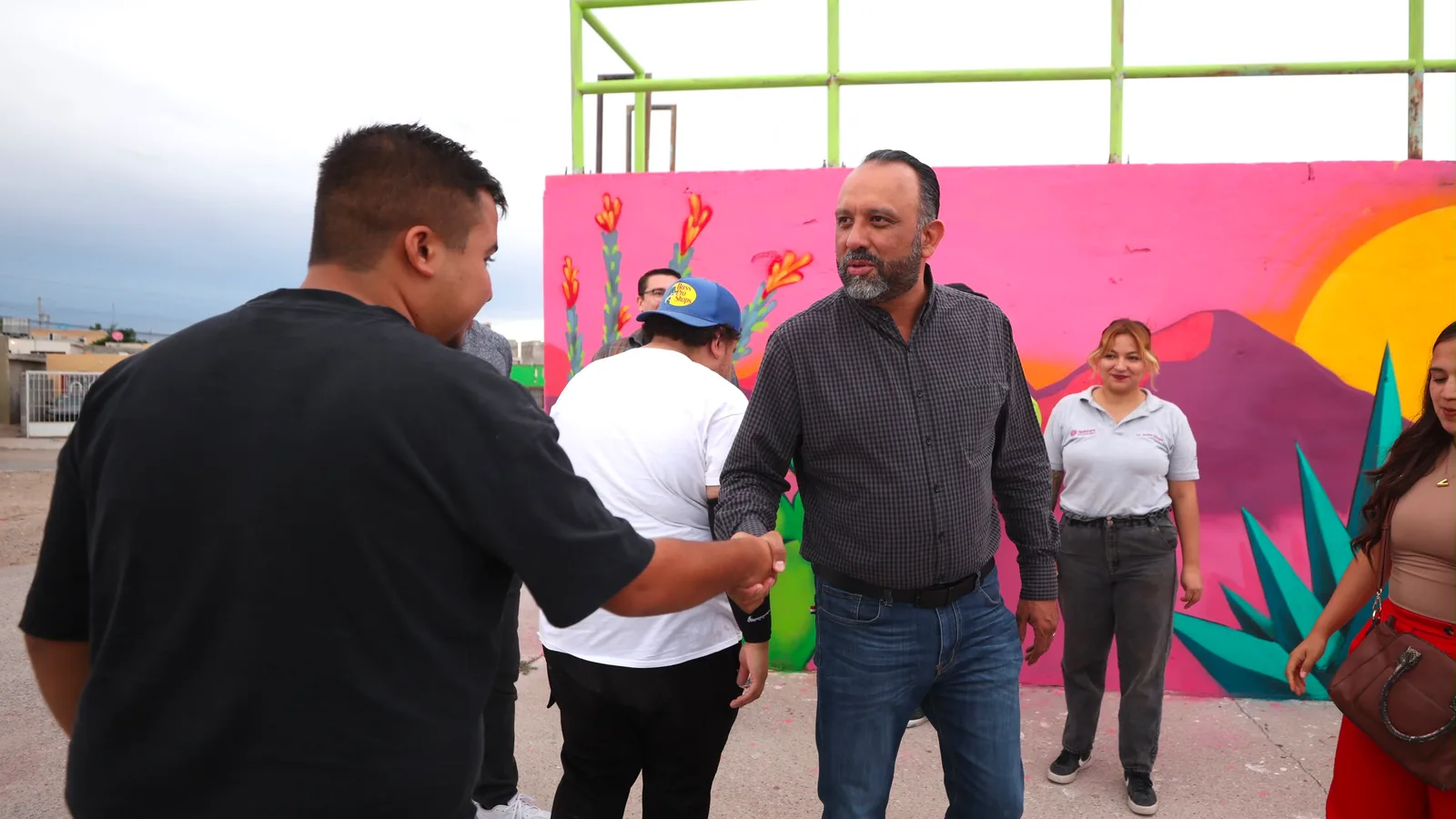 Rehabilitan parque Mujer Tepehuana en Juárez con murales y arbolado endémico