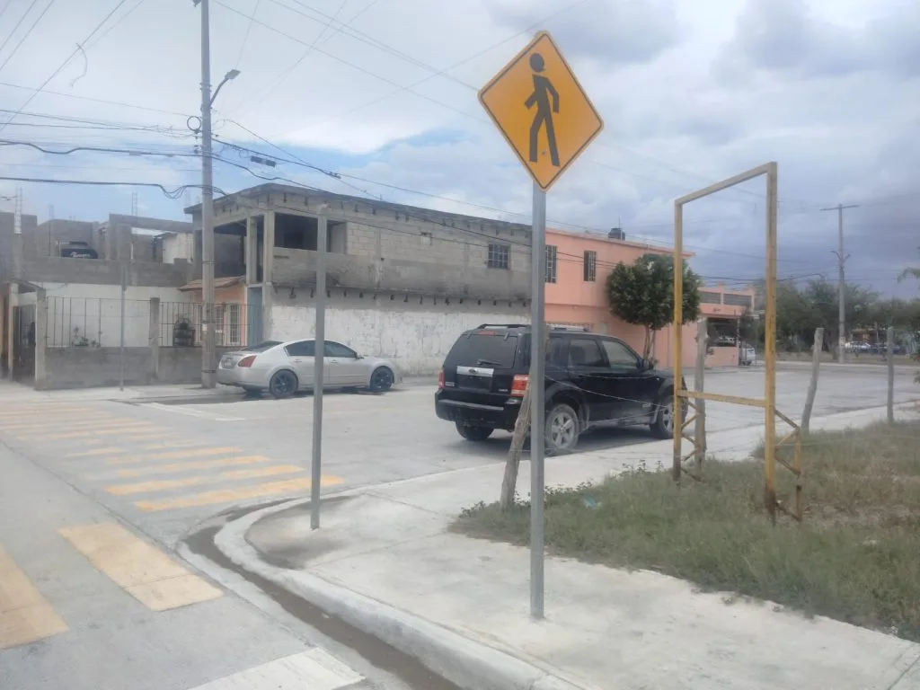 Reinstalan señalamientos viales en fraccionamiento de Reynosa tras reporte ciudadano