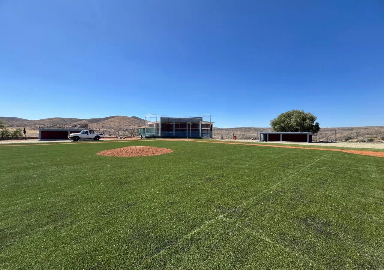 Renuevan parque de béisbol en Pánuco con pasto sintético y nuevo equipamiento