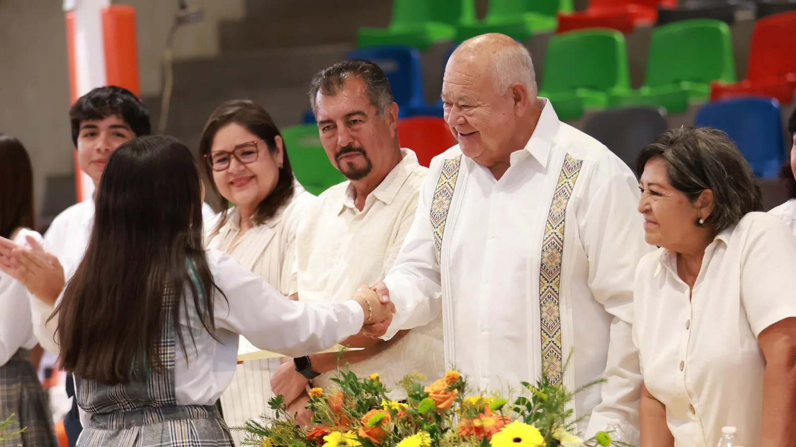 Gobernador de BCS llama a estudiantes a seguir preparándose y ser humanos responsables