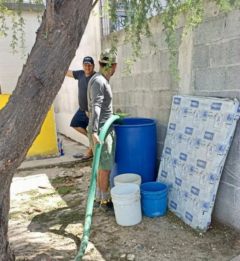 Reynosa reparte agua gratuita en pipas a colonias por crisis hídrica