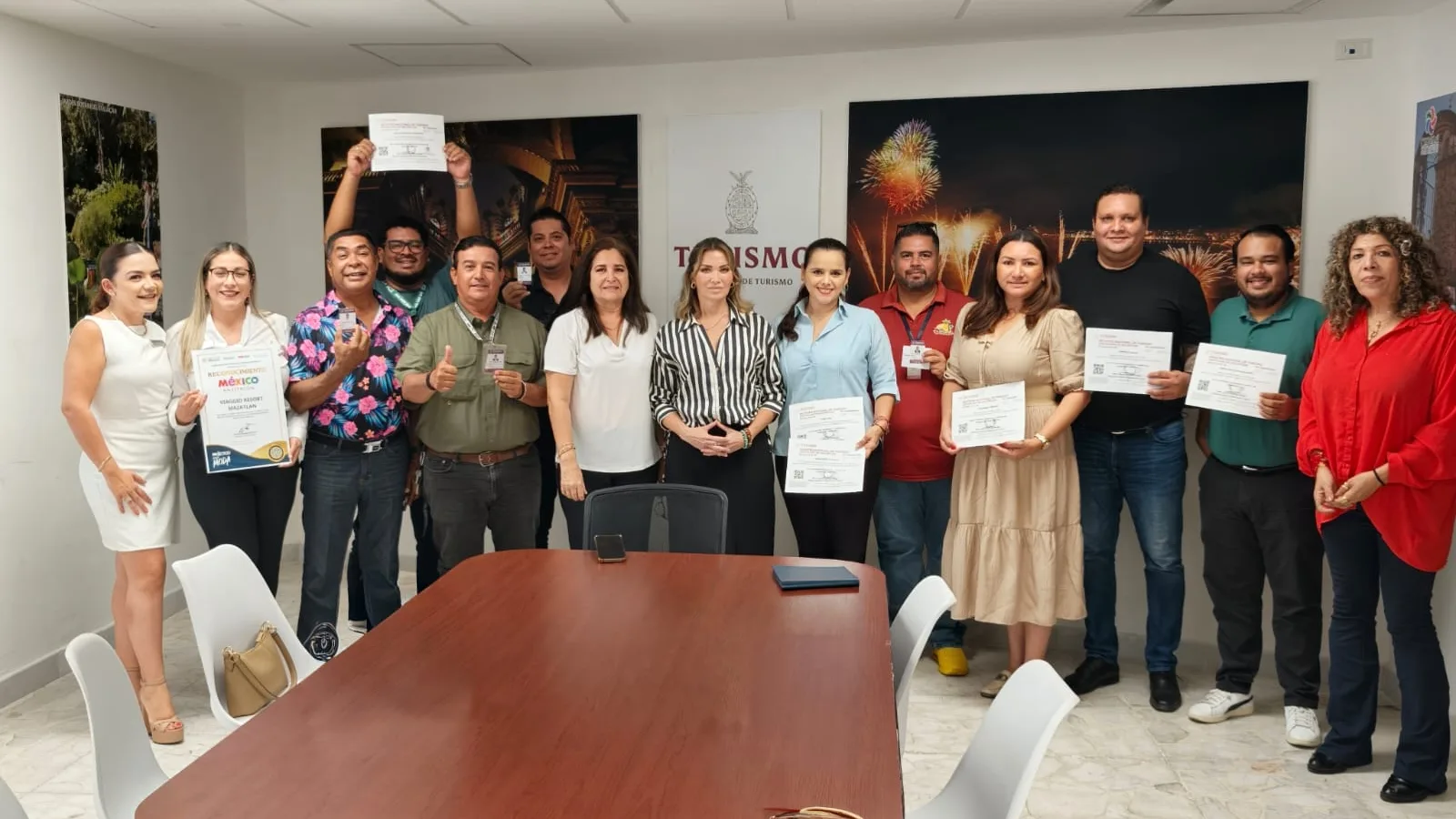 Sectur Sinaloa entrega distintivos de calidad turística a empresas y guías en Mazatlán