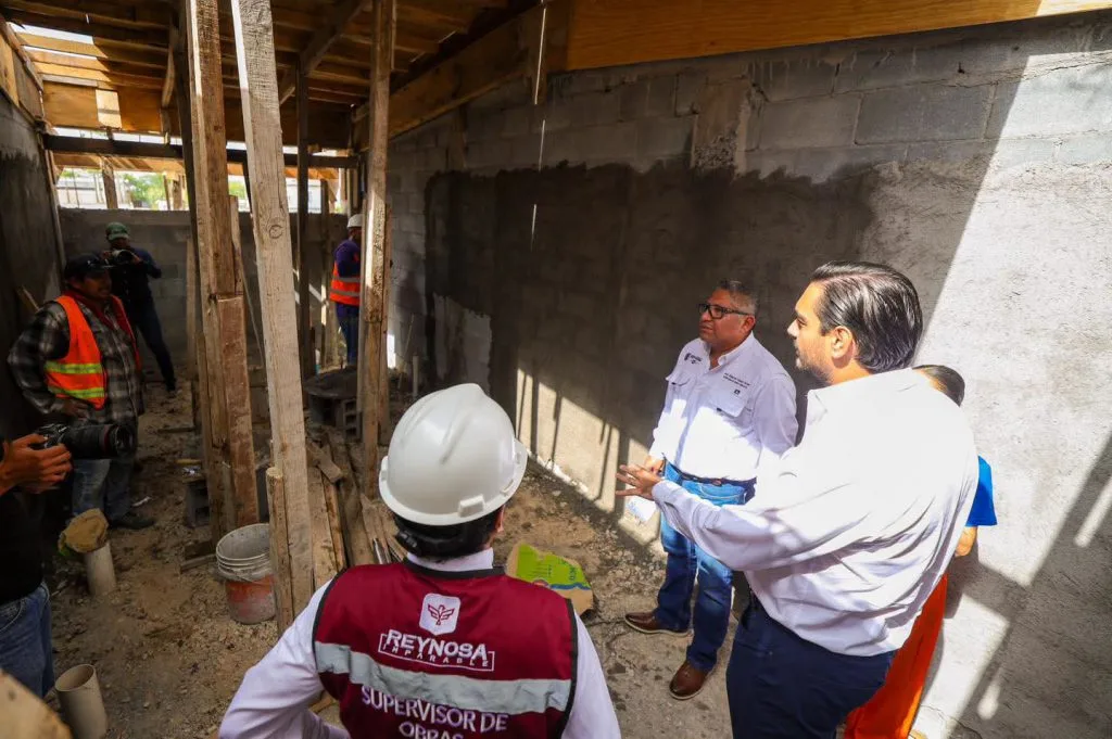 Supervisa alcalde construcción de baños en preparatoria de Reynosa