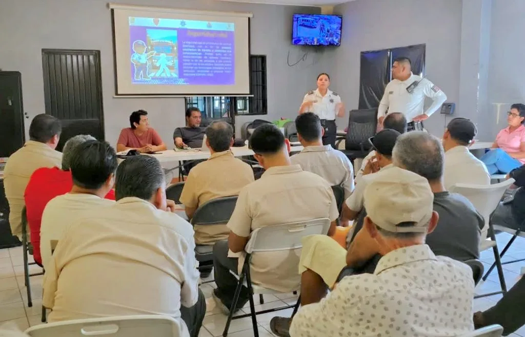 Transportistas de Los Cabos se actualizan en seguridad vial mediante charla preventiva