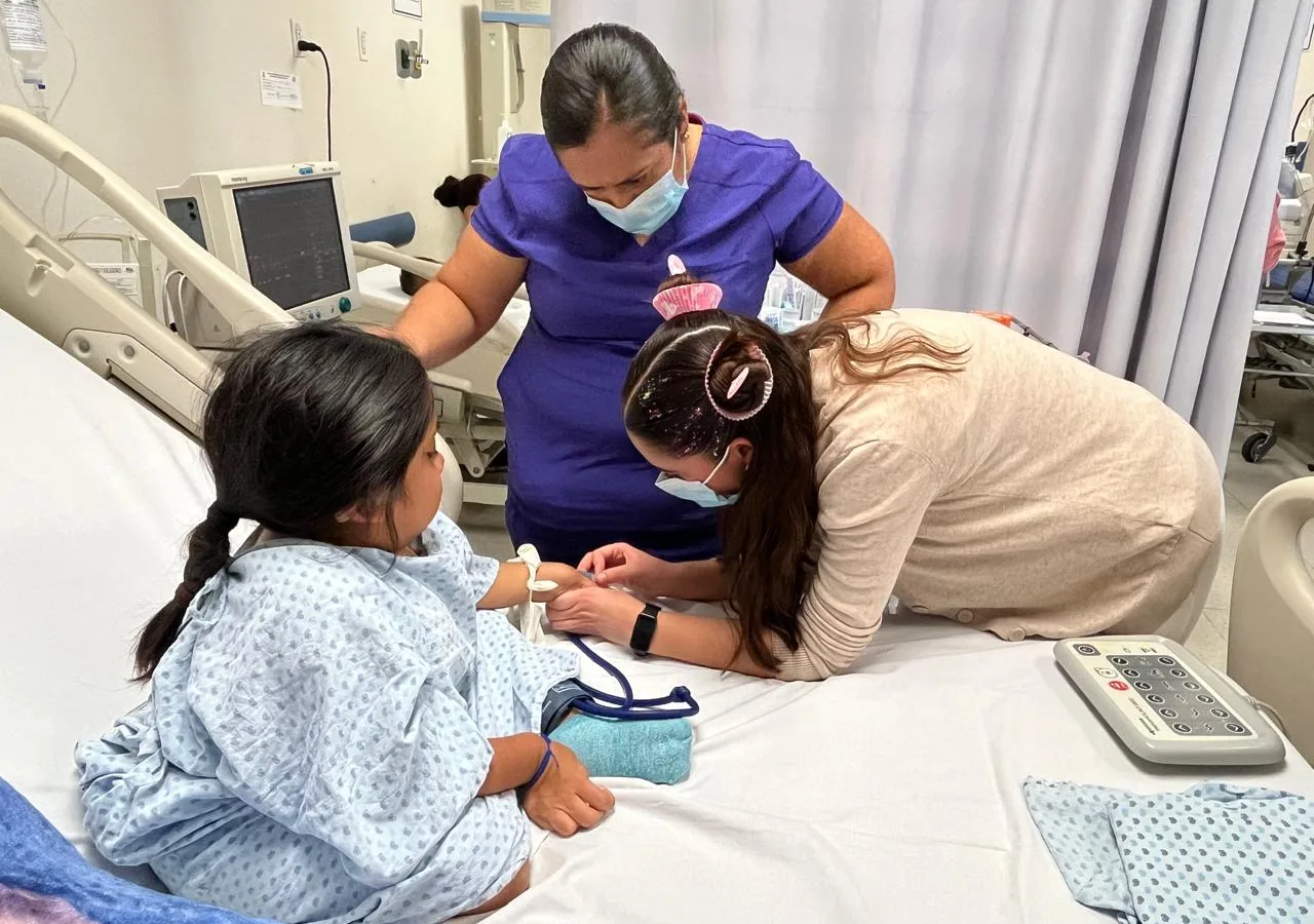 Tratamiento gratuito transforma vida de niña con enfermedad rara en Guanajuato