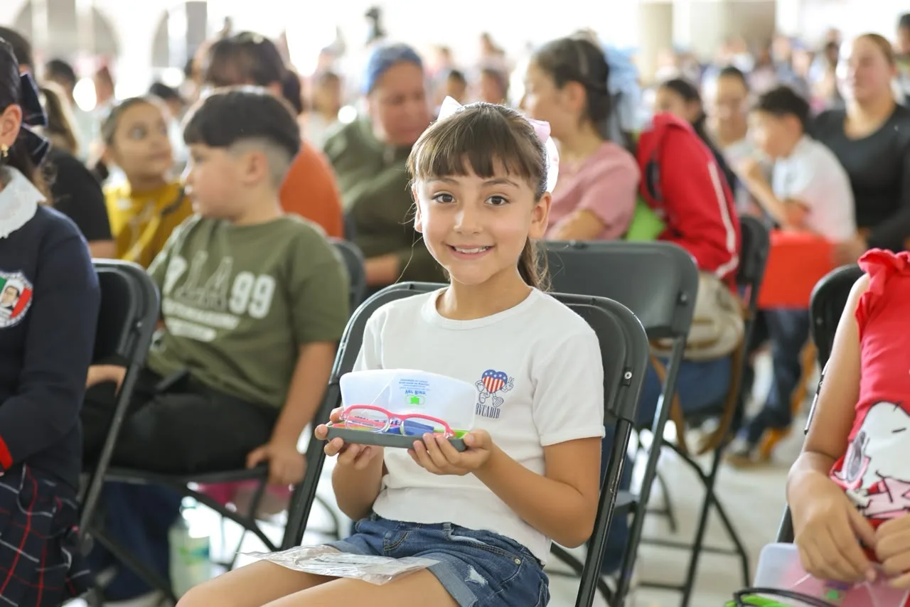 Zacatecas entrega 600 lentes a escolares en Villa García para mejorar aprendizaje